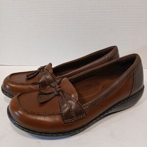 Clarks Women's Brown Leather Loafers, Tassle Front. 2 Tone, Classic Casual Sz 7